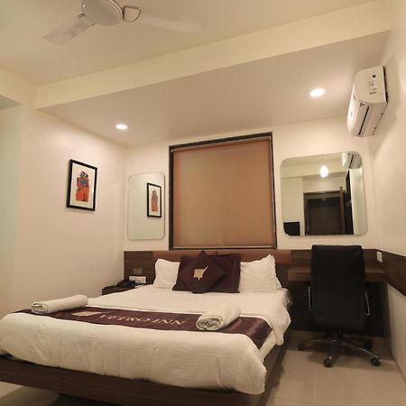 Hotel Vetro Inn Surat Esterno foto