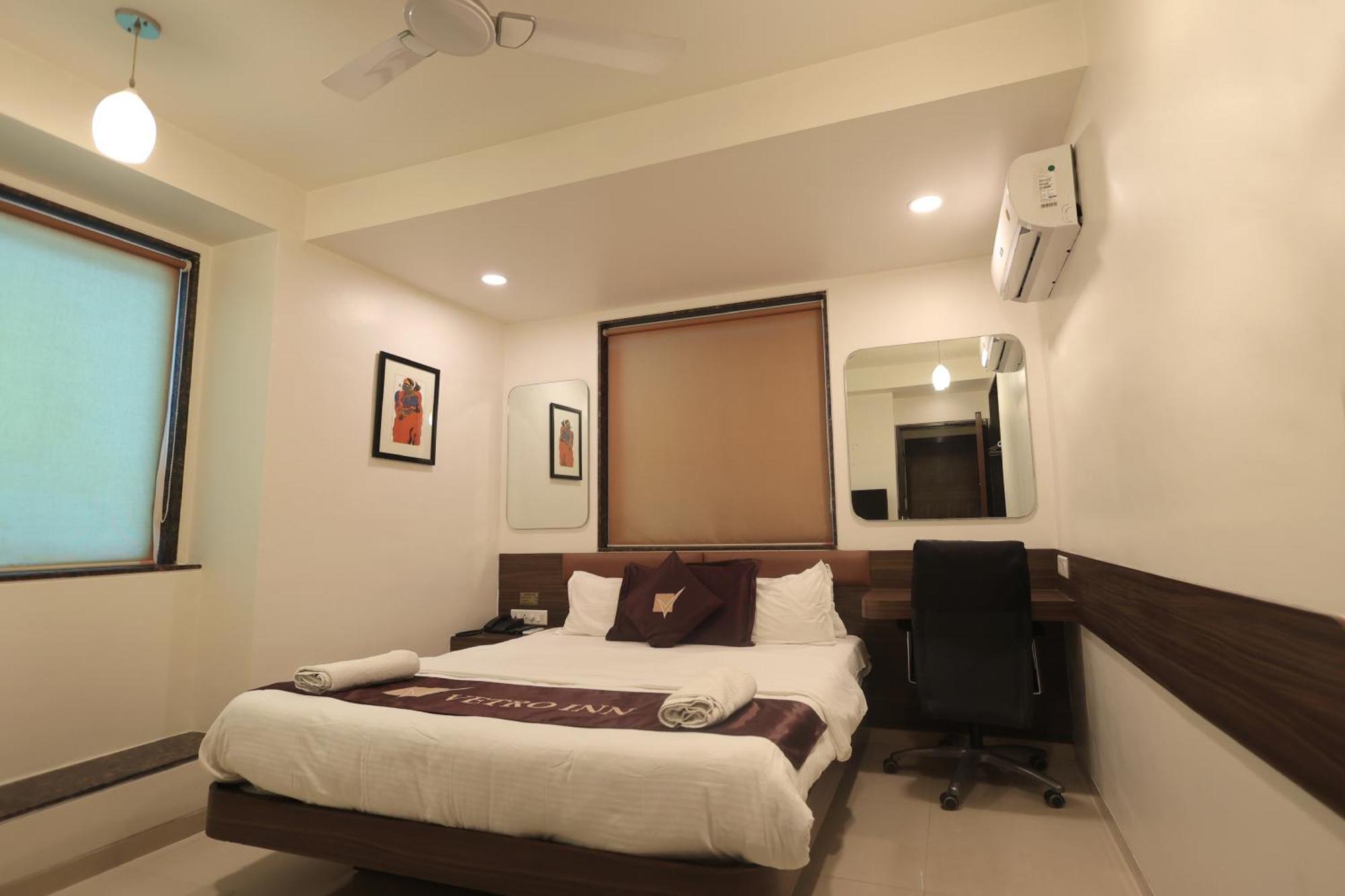 Hotel Vetro Inn Surat Esterno foto
