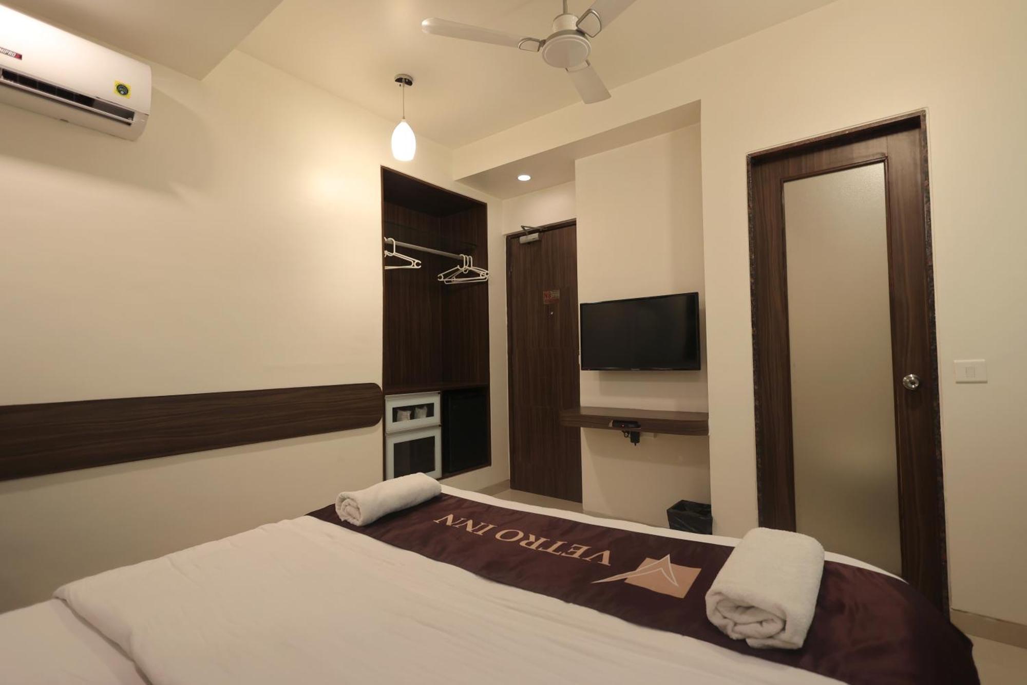 Hotel Vetro Inn Surat Esterno foto