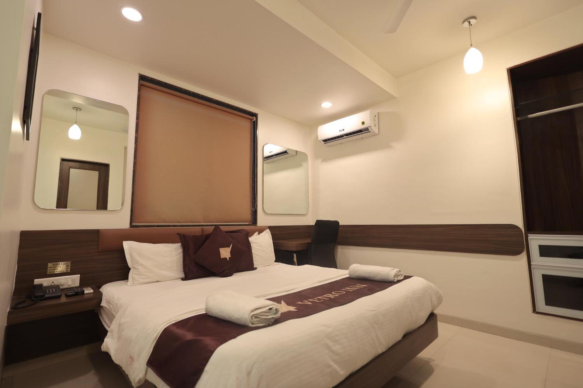 Hotel Vetro Inn Surat Esterno foto