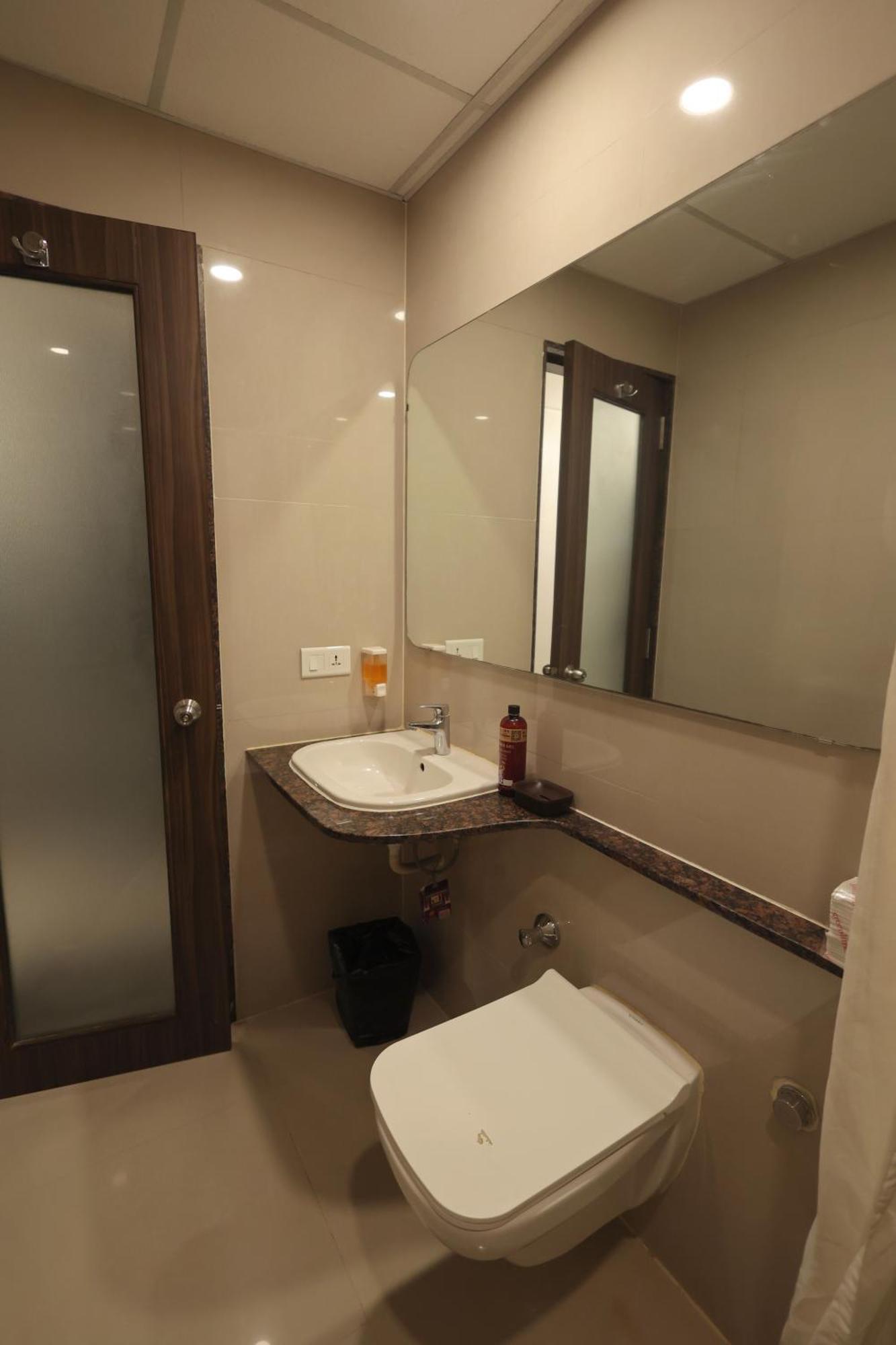 Hotel Vetro Inn Surat Esterno foto