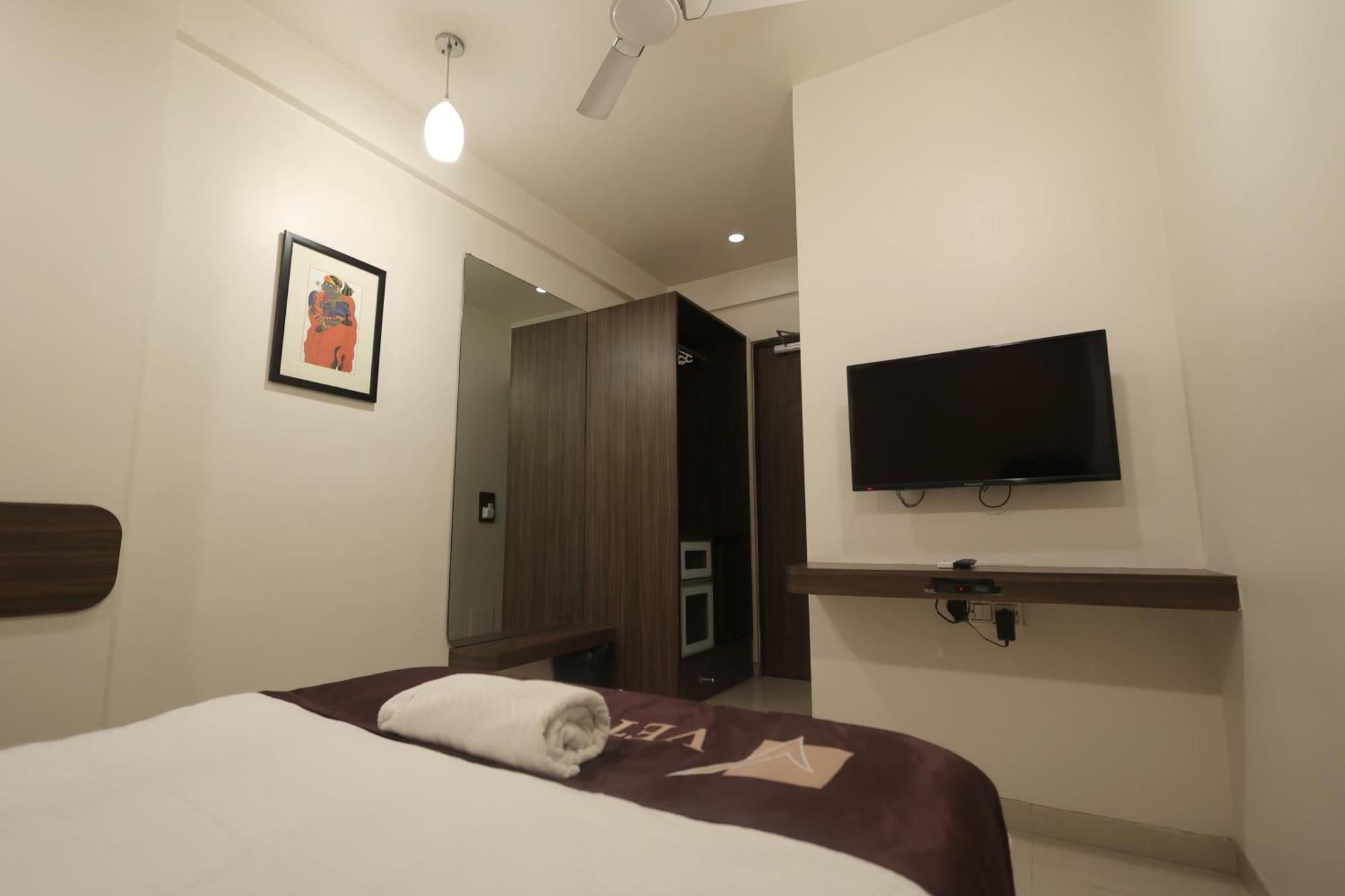 Hotel Vetro Inn Surat Esterno foto