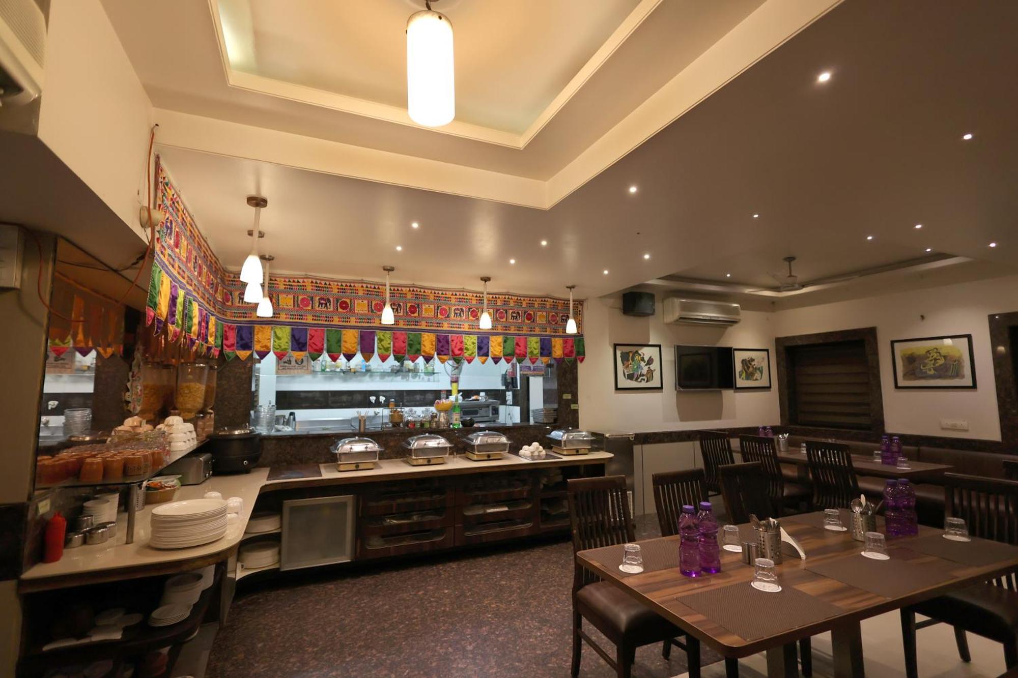 Hotel Vetro Inn Surat Esterno foto