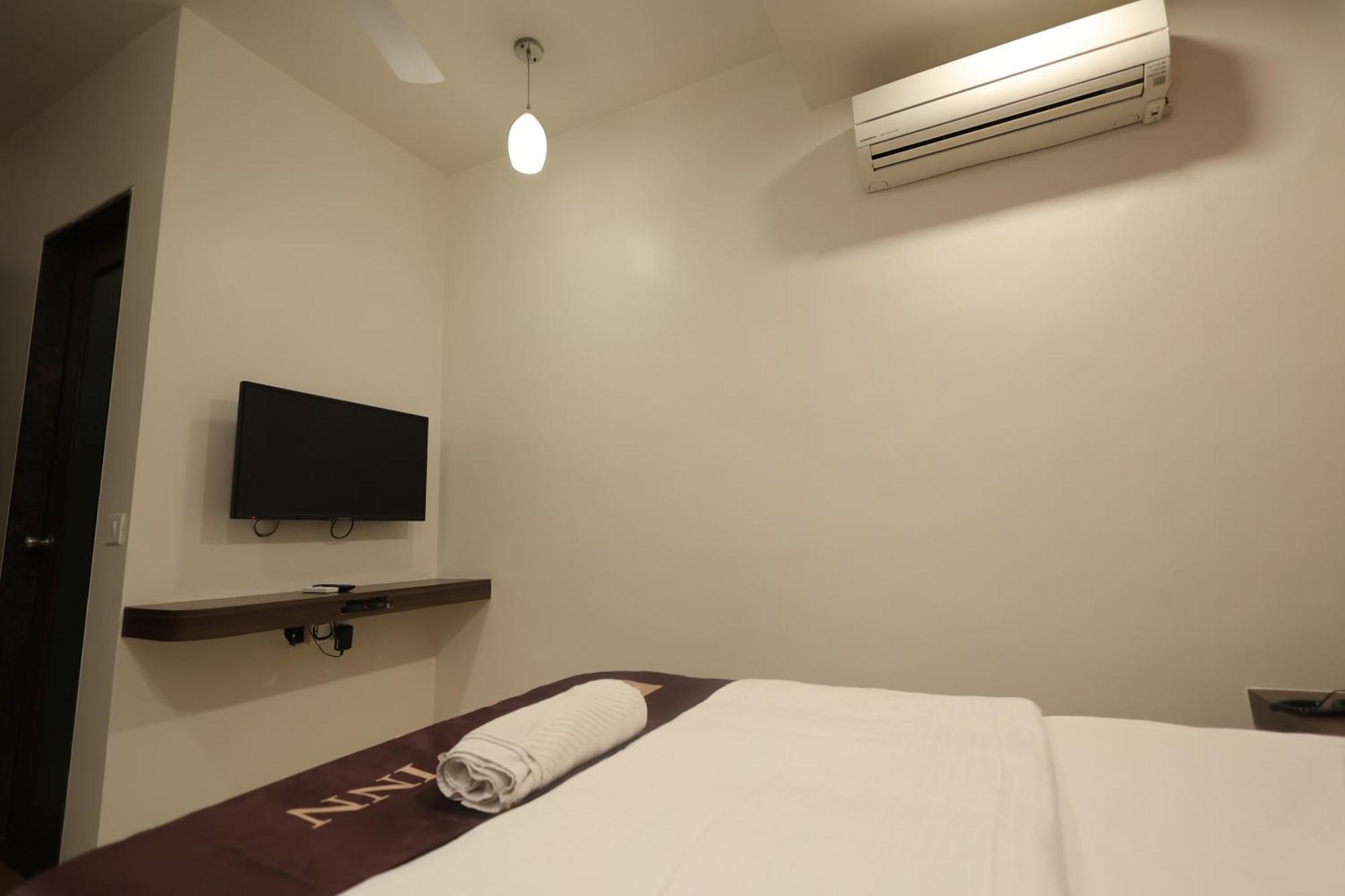 Hotel Vetro Inn Surat Esterno foto