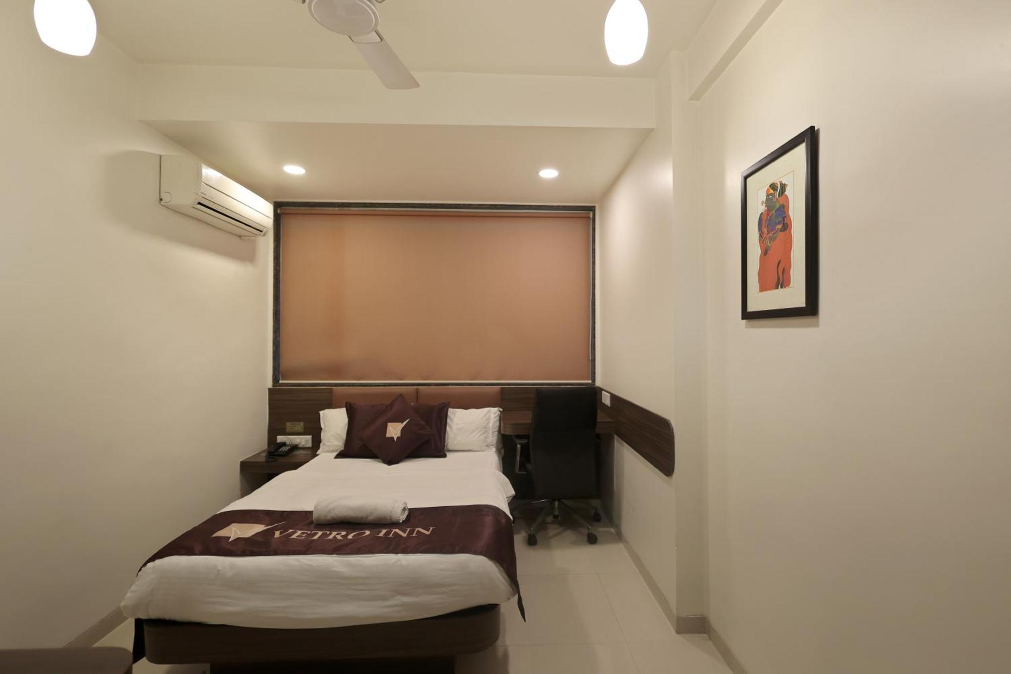 Hotel Vetro Inn Surat Esterno foto