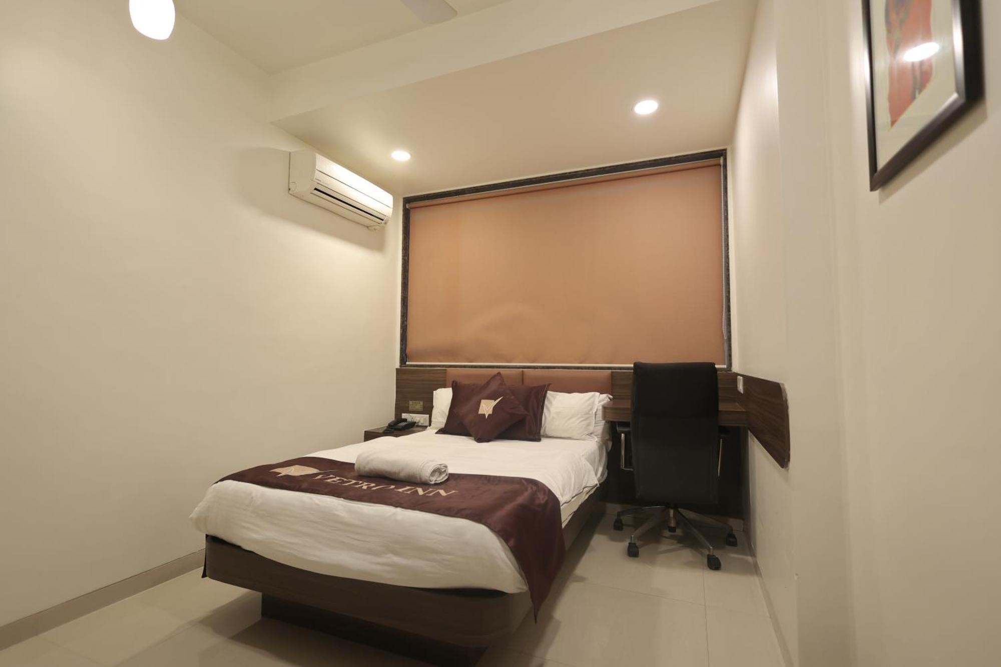 Hotel Vetro Inn Surat Esterno foto