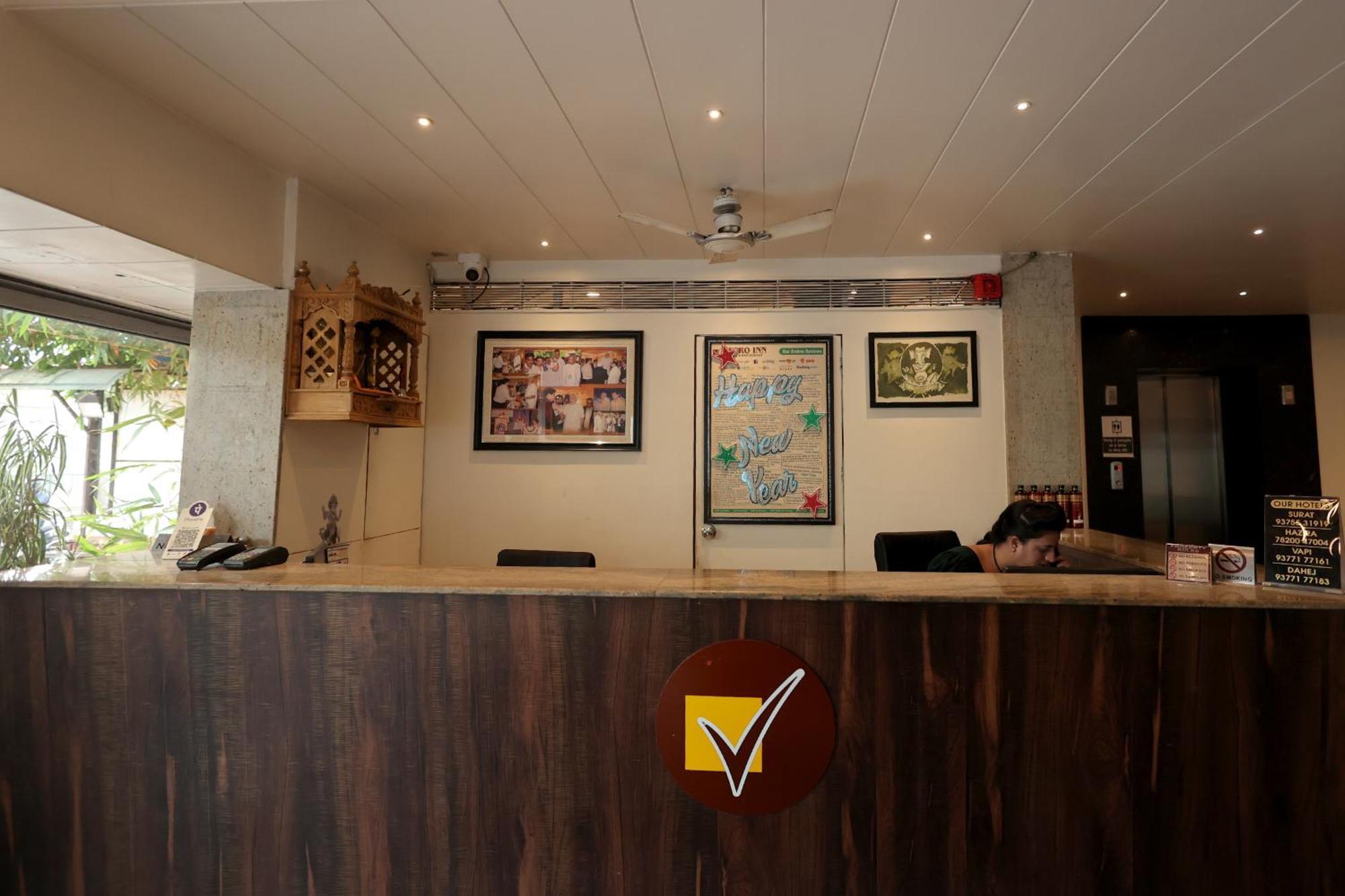 Hotel Vetro Inn Surat Esterno foto