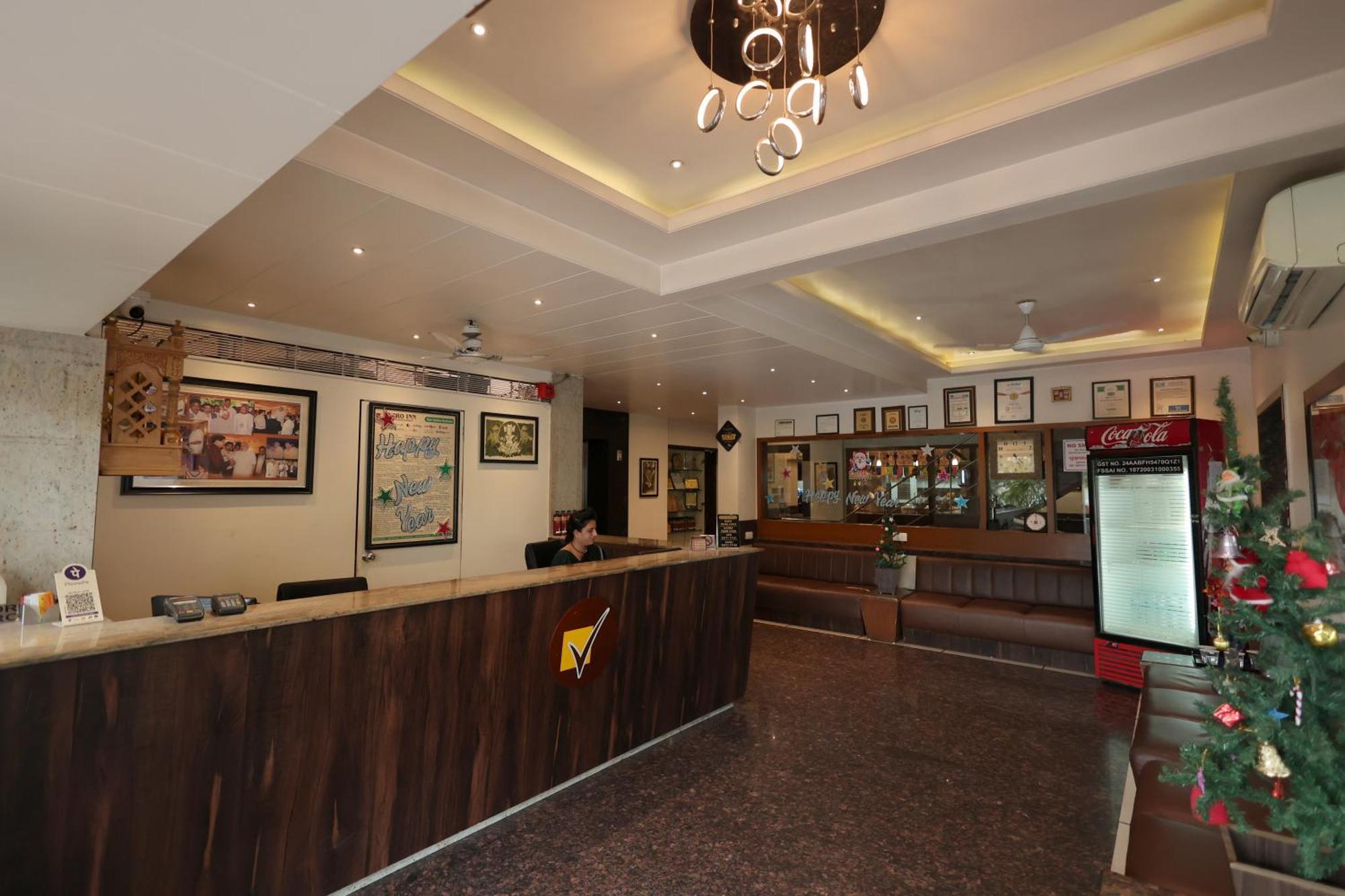 Hotel Vetro Inn Surat Esterno foto