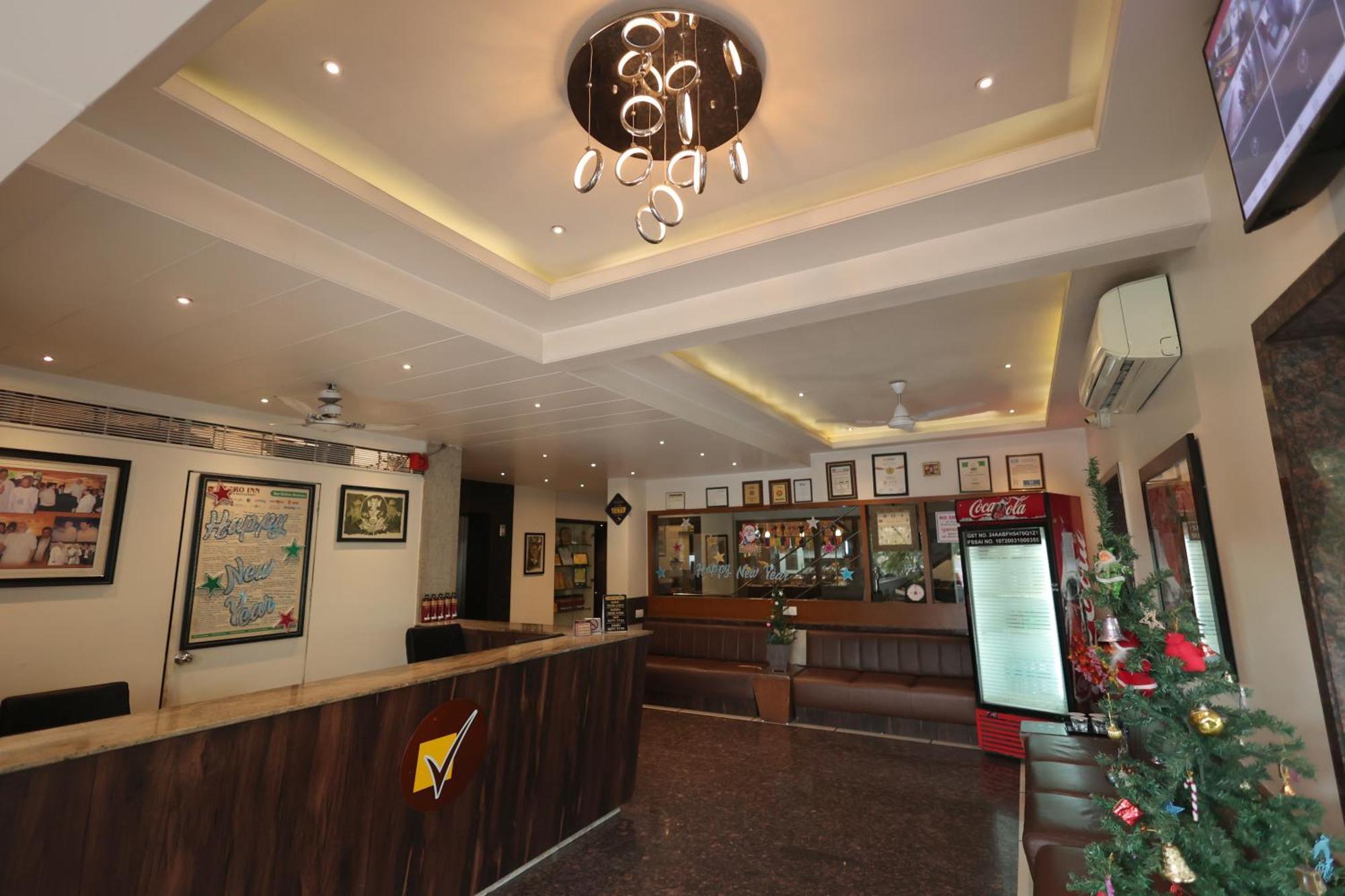 Hotel Vetro Inn Surat Esterno foto