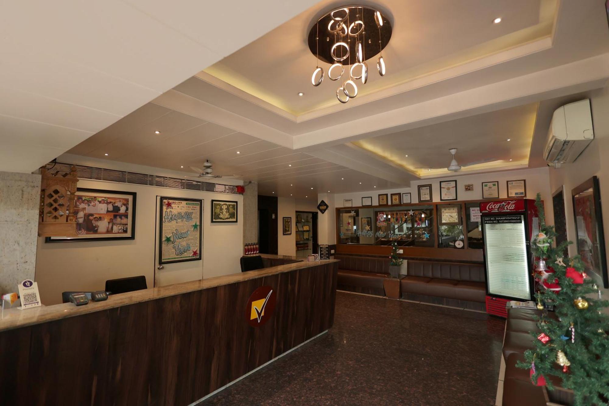 Hotel Vetro Inn Surat Esterno foto